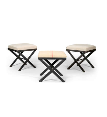 A GROUP OF THREE WROUGHT IRON X-FORM STOOLS - Foto 1