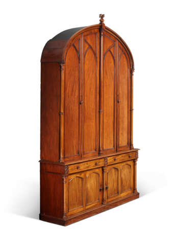 AN EARLY VICTORIAN MAHOGANY 'GOTHICK' BOOKCASE - photo 2