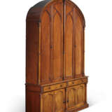 AN EARLY VICTORIAN MAHOGANY 'GOTHICK' BOOKCASE - photo 2