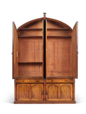 AN EARLY VICTORIAN MAHOGANY 'GOTHICK' BOOKCASE - photo 3