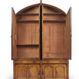 AN EARLY VICTORIAN MAHOGANY 'GOTHICK' BOOKCASE - photo 3