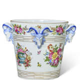 A SEVRES STYLE PORCELAIN MILK-PAIL FORM JARDINIERE - Foto 1