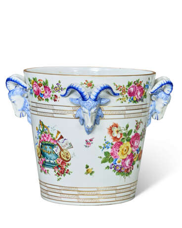 A SEVRES STYLE PORCELAIN MILK-PAIL FORM JARDINIERE - Foto 1