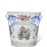 A SEVRES STYLE PORCELAIN MILK-PAIL FORM JARDINIERE - Foto 2