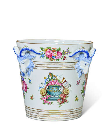 A SEVRES STYLE PORCELAIN MILK-PAIL FORM JARDINIERE - Foto 2