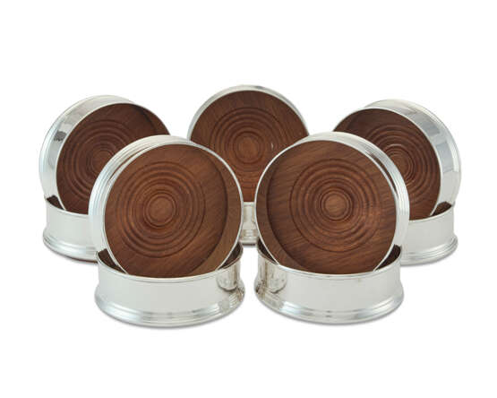 A SET OF TEN SILVER WINE COASTERS - фото 1