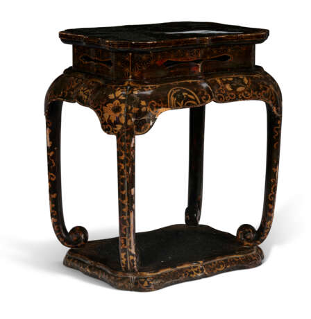 A CHINESE EXPORT LAC BURGAUTE OCCASIONAL TABLE - photo 2