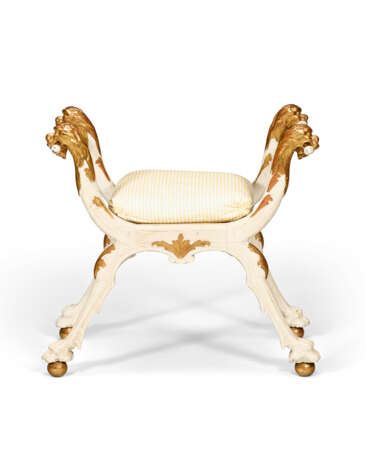 AN ITALIAN CREAM-PAINTED AND PARCEL-GILT CURULE STOOL - photo 2