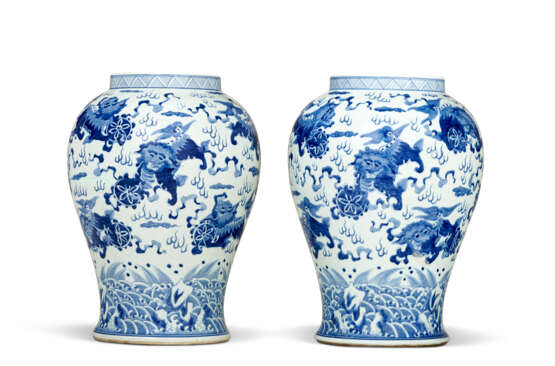 A PAIR OF CHINESE PORCELAIN BLUE AND WHITE BALUSTER VASES AND COVERS - photo 2