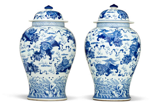 A PAIR OF CHINESE PORCELAIN BLUE AND WHITE BALUSTER VASES AND COVERS - photo 3