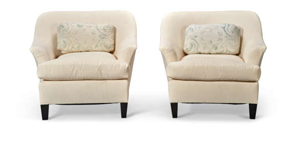 A PAIR OF UPHOLSTERED CLUB CHAIRS - photo 2