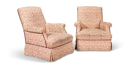 A PAIR OF UPHOLSTERED CLUB ARMCHAIRS - photo 1