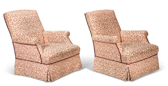 A PAIR OF UPHOLSTERED CLUB ARMCHAIRS - photo 2