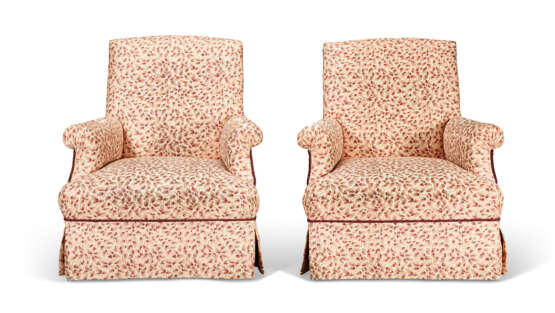 A PAIR OF UPHOLSTERED CLUB ARMCHAIRS - photo 3