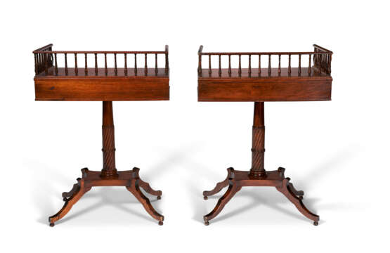 A PAIR OF REGENCY STYLE MAHOGANY SIDE TABLES - фото 2