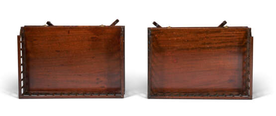 A PAIR OF REGENCY STYLE MAHOGANY SIDE TABLES - фото 3