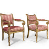 A MATCHED PAIR OF GEORGE IV GILTWOOD ARMCHAIRS - Foto 3