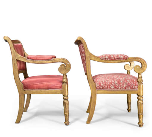 A MATCHED PAIR OF GEORGE IV GILTWOOD ARMCHAIRS - Foto 4