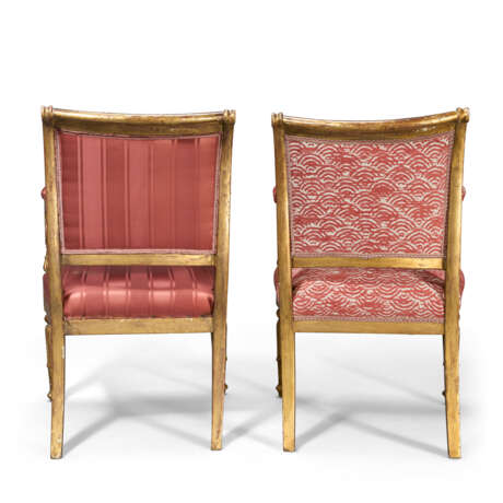 A MATCHED PAIR OF GEORGE IV GILTWOOD ARMCHAIRS - Foto 6