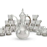 AN OTTOMAN SILVER COFFEE POT AND TWENTY-FIVE SILVER-PLATE MOUNTED GLASS COFFEE CUPS - Foto 1