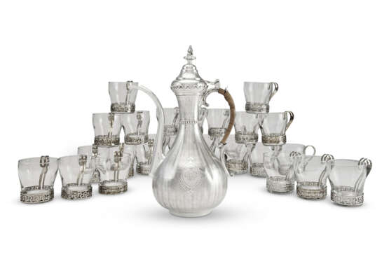 AN OTTOMAN SILVER COFFEE POT AND TWENTY-FIVE SILVER-PLATE MOUNTED GLASS COFFEE CUPS - Foto 1