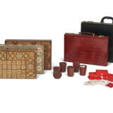 A GROUP OF BACKGAMMON SETS AND VARIOUS GAMING ACCESSORIES - Foto 1