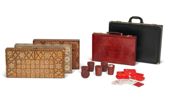 A GROUP OF BACKGAMMON SETS AND VARIOUS GAMING ACCESSORIES - Foto 1