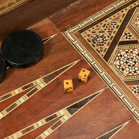 A GROUP OF BACKGAMMON SETS AND VARIOUS GAMING ACCESSORIES - Foto 3