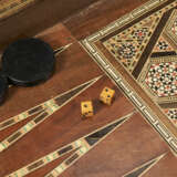 A GROUP OF BACKGAMMON SETS AND VARIOUS GAMING ACCESSORIES - Foto 3