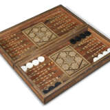 A GROUP OF BACKGAMMON SETS AND VARIOUS GAMING ACCESSORIES - Foto 4