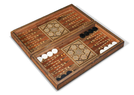 A GROUP OF BACKGAMMON SETS AND VARIOUS GAMING ACCESSORIES - Foto 4