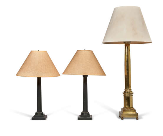 A LARGE BRASS COLUMN TABLE LAMP - photo 1