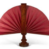 AN EARLY VICTORIAN MAHOGANY AND SILK FAN FIRESCREEN - photo 1