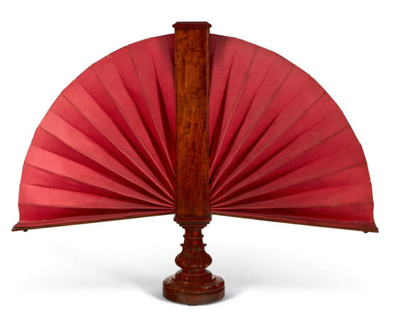 AN EARLY VICTORIAN MAHOGANY AND SILK FAN FIRESCREEN - photo 1