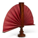 AN EARLY VICTORIAN MAHOGANY AND SILK FAN FIRESCREEN - photo 3