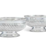 A PAIR OF SILVER AND GLASS CAVIAR DISHES - Foto 1