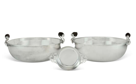 TWO ELIZABETH II SILVER BOWLS AND A PORRINGER - Foto 1