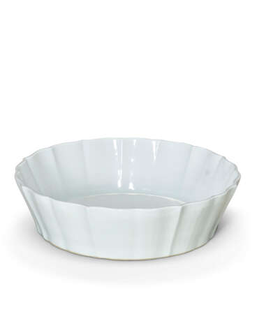 A LARGE CHINESE PORCELAIN WHITE-GLAZED LOBED BASIN - Foto 1