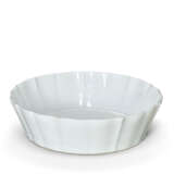 A LARGE CHINESE PORCELAIN WHITE-GLAZED LOBED BASIN - Foto 1