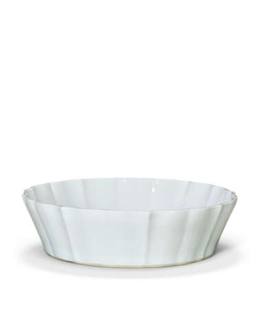 A LARGE CHINESE PORCELAIN WHITE-GLAZED LOBED BASIN - Foto 2