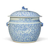 A CHINESE PORCELAIN BLUE AND WHITE JAR AND COVER - Foto 1