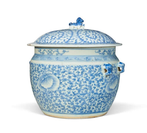 A CHINESE PORCELAIN BLUE AND WHITE JAR AND COVER - Foto 2