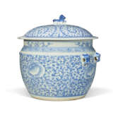 A CHINESE PORCELAIN BLUE AND WHITE JAR AND COVER - Foto 2