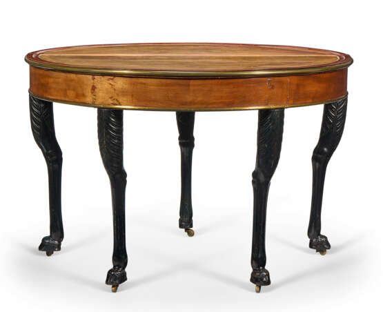 AN EMPIRE BRASS-MOUNTED MAHOGANY AND EBONIZED DEMILUNE GAMES TABLE - Foto 1