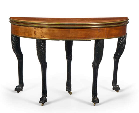 AN EMPIRE BRASS-MOUNTED MAHOGANY AND EBONIZED DEMILUNE GAMES TABLE - Foto 3