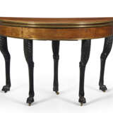 AN EMPIRE BRASS-MOUNTED MAHOGANY AND EBONIZED DEMILUNE GAMES TABLE - Foto 3