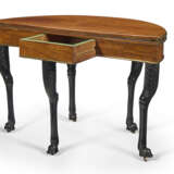 AN EMPIRE BRASS-MOUNTED MAHOGANY AND EBONIZED DEMILUNE GAMES TABLE - Foto 4