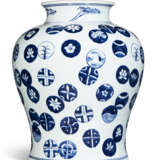 A CHINESE PORCELAIN BLUE AND WHITE BALUSTER VASE - Foto 4