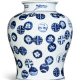 A CHINESE PORCELAIN BLUE AND WHITE BALUSTER VASE - Foto 5