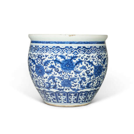 A CHINESE PORCELAIN BLUE AND WHITE JARDINIERE - photo 2